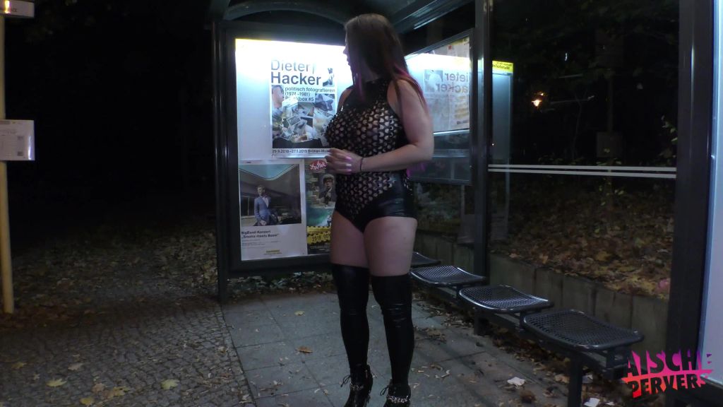 Partyschlampe öffentlich an der Bushaltestelle zerfickt