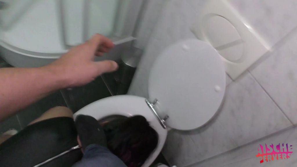 sexy foto nr. 10 von Extrem Bukkake Kloschlampe - Vollgerotzt und weggespült!