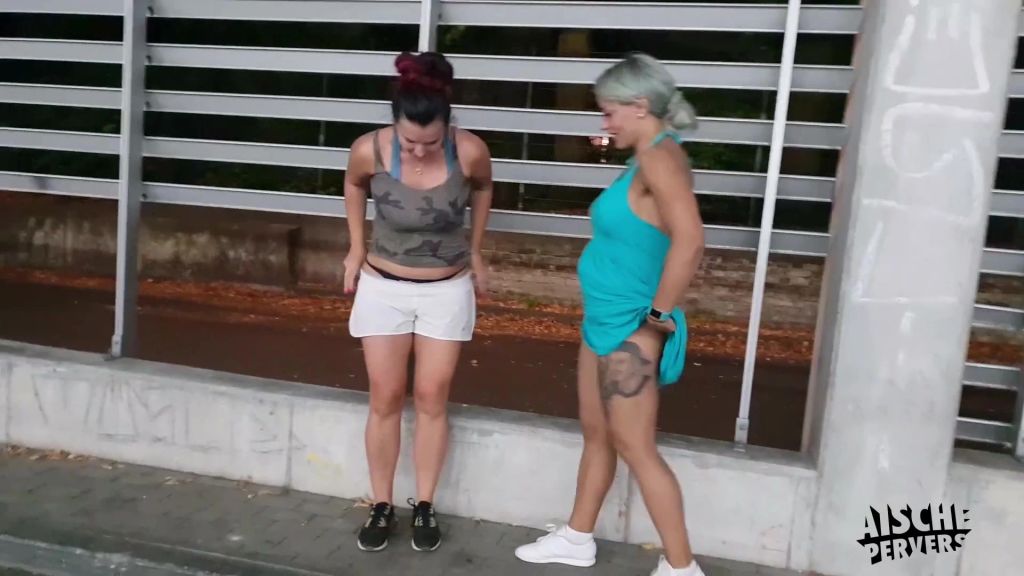 sexy foto nr. 4 von Wettpissen mit FitXXXSandy! Wer pisst weiter?!