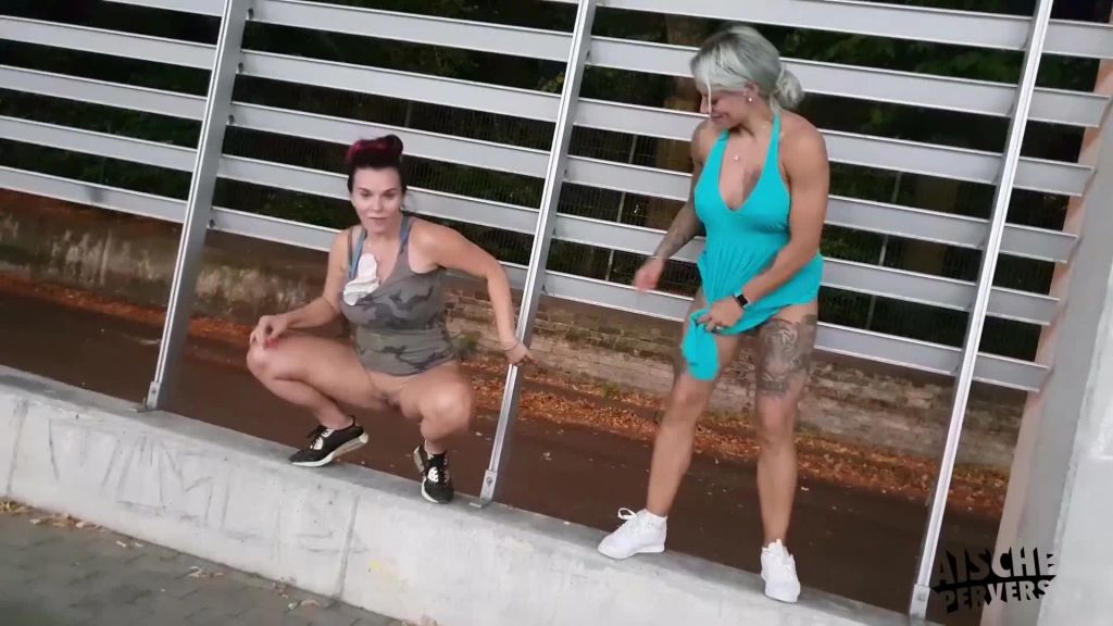 sexy foto nr. 5 von Wettpissen mit FitXXXSandy! Wer pisst weiter?!