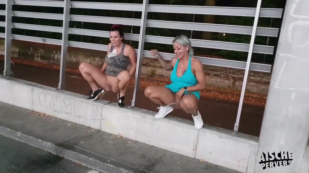 sexy foto nr. 6 von Wettpissen mit FitXXXSandy! Wer pisst weiter?!