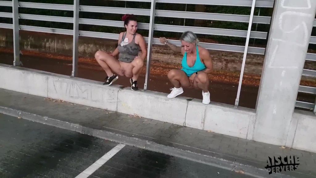 sexy foto nr. 7 von Wettpissen mit FitXXXSandy! Wer pisst weiter?!