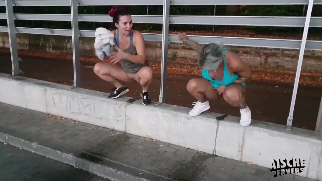 sexy foto nr. 8 von Wettpissen mit FitXXXSandy! Wer pisst weiter?!