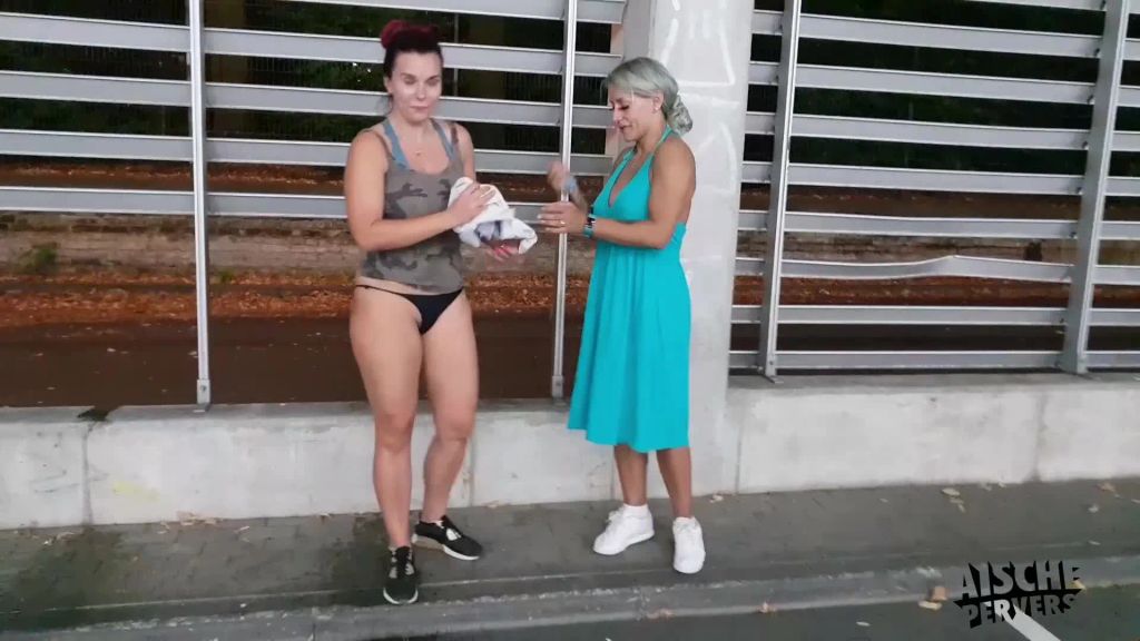sexy foto nr. 9 von Wettpissen mit FitXXXSandy! Wer pisst weiter?!