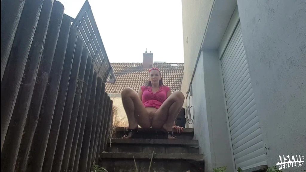 sexy foto nr. 4 von Heimlich in Nachbarsgarten gepisst