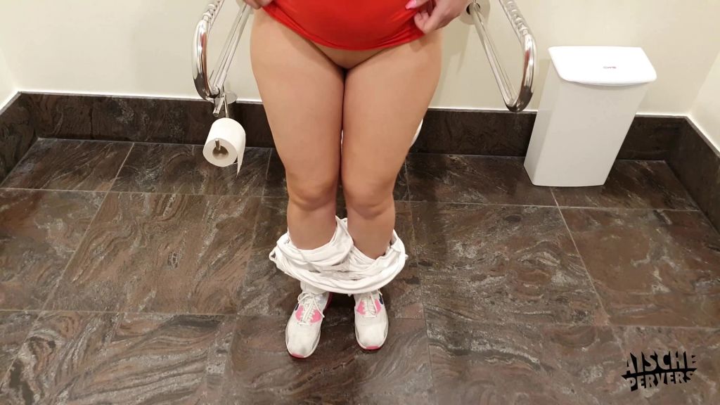 sexy foto nr. 3 von Deshalb gehen Frauen zusammen aufs Klo