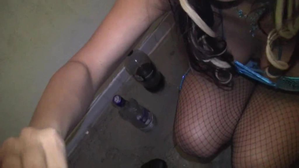 sexy foto nr. 3 von Silvester Flittchen auf der Party im Suff gefickt