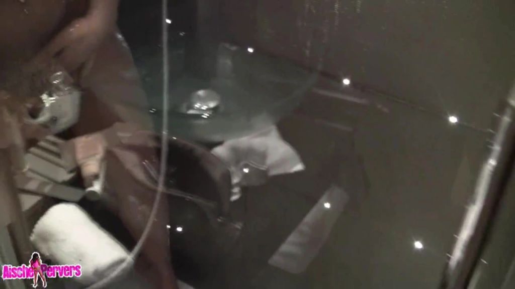 sexy foto nr. 2 von Hotelboy entsaftet unter der Dusche...