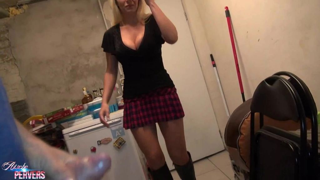 sexy foto nr. 3 von Nachbarsjungen beim Wixen erwischt