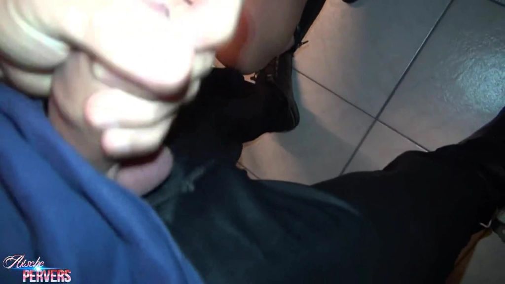 sexy foto nr. 9 von Nachbarsjungen beim Wixen erwischt