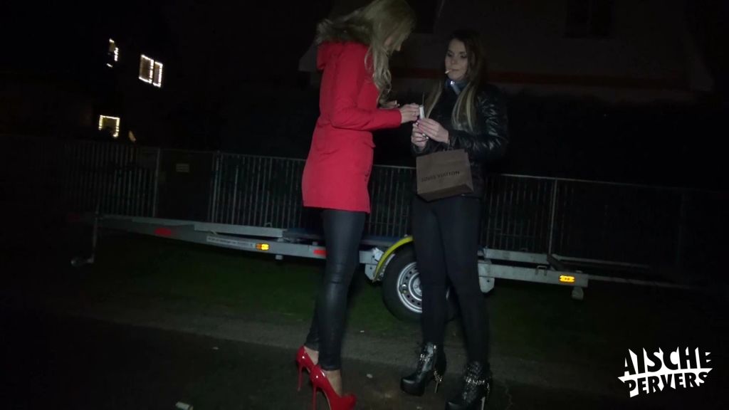 sexy foto nr. 10 von Walking and smoking in High Heels (FETISCH)
