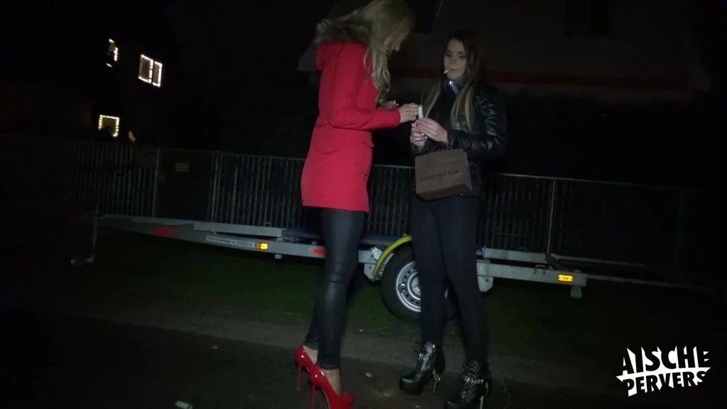 Walking and smoking in High Heels (FETISCH)