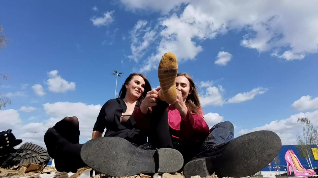 sexy foto nr. 3 von Doppelte Dominanz- Kannst du Fussknecht uns wiederstehen