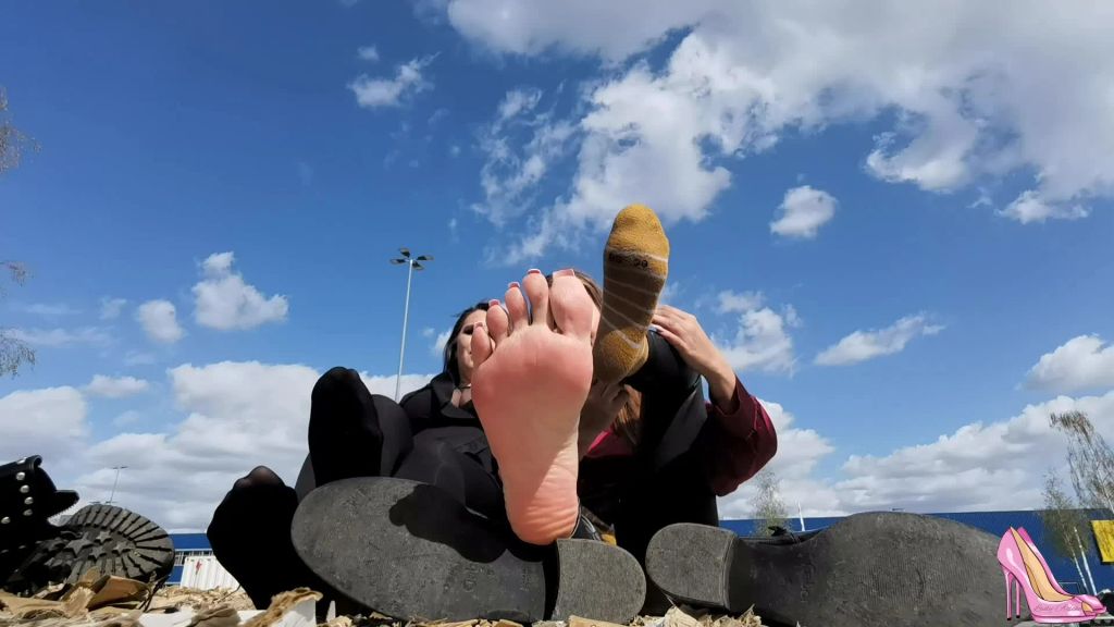 sexy foto nr. 4 von Doppelte Dominanz- Kannst du Fussknecht uns wiederstehen
