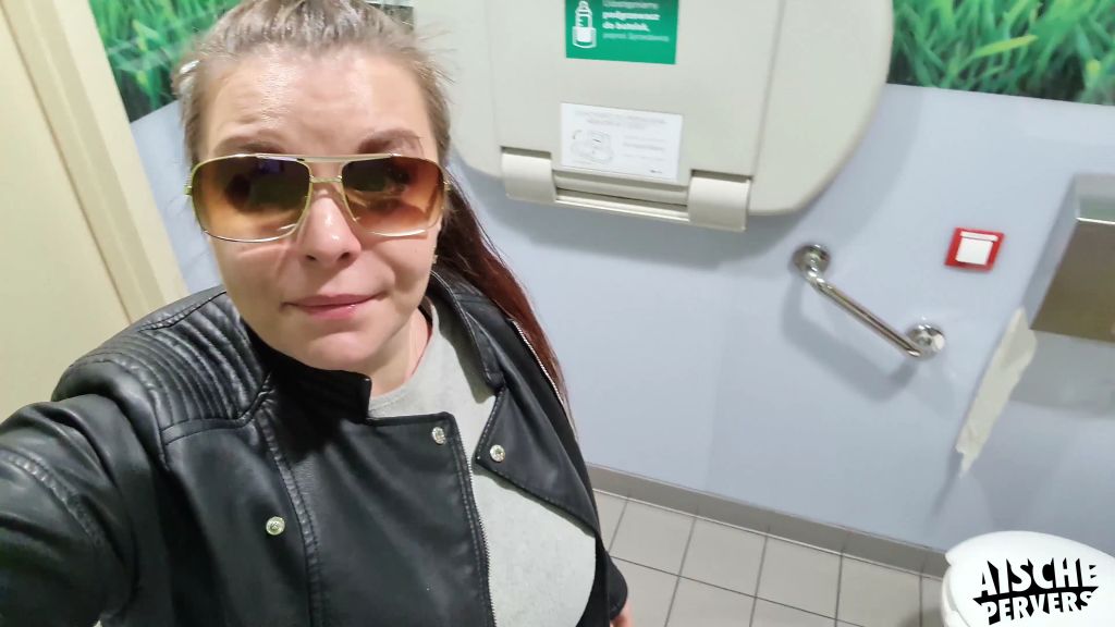 sexy foto nr. 2 von Pipi Pause auf dem Rastplatzklo