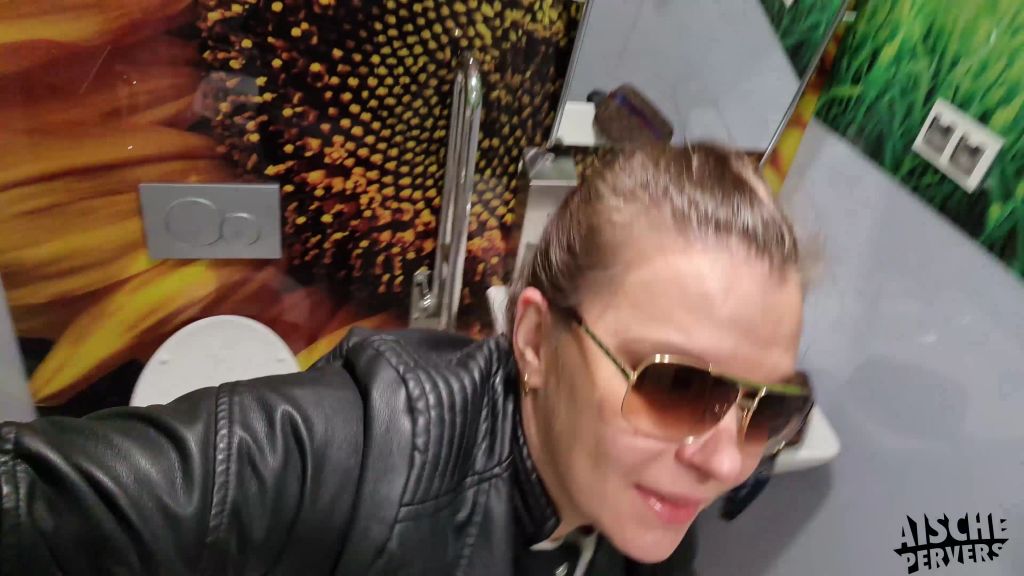 sexy foto nr. 3 von Pipi Pause auf dem Rastplatzklo