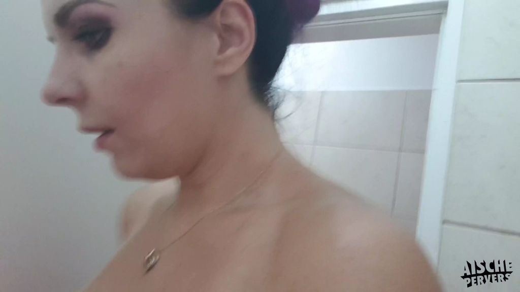 Restaurant-Selfie-Piss