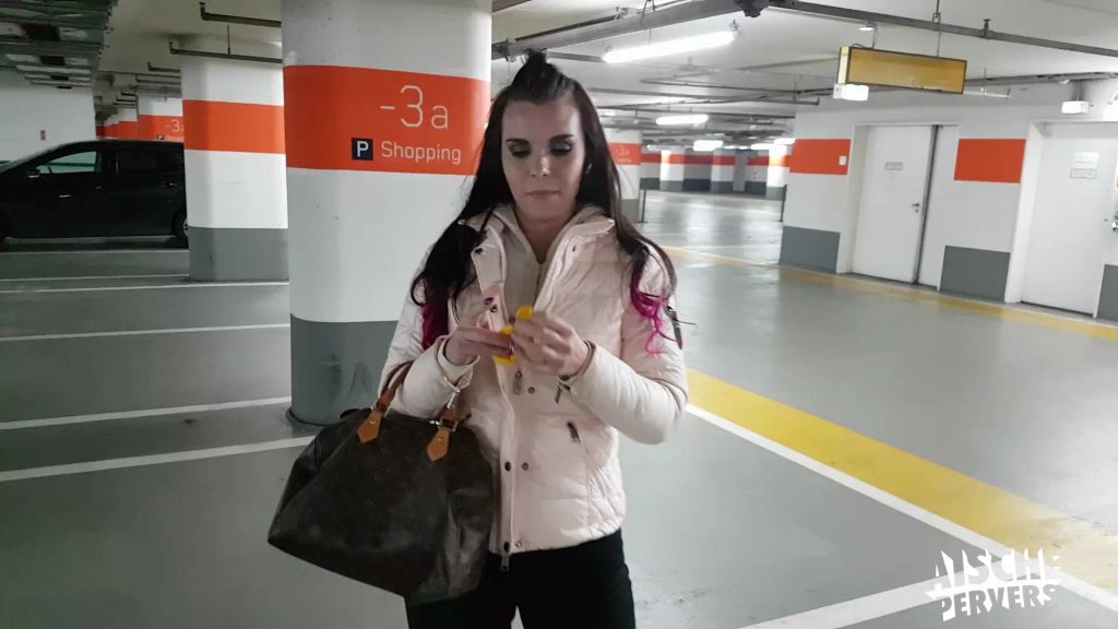 sexy foto nr. 2 von LOONERVIDEO: Parkplatz Pop