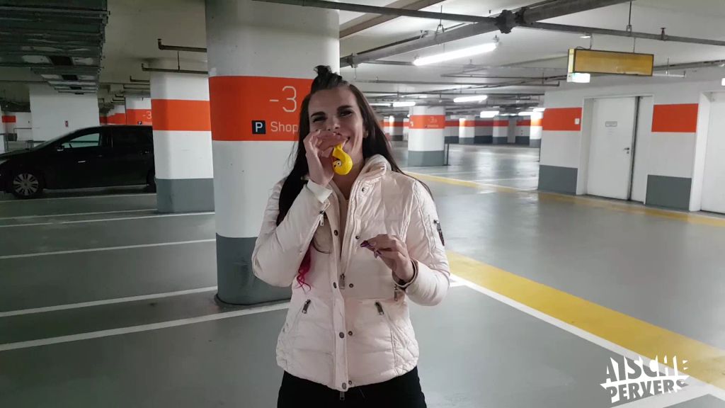 sexy foto nr. 3 von LOONERVIDEO: Parkplatz Pop