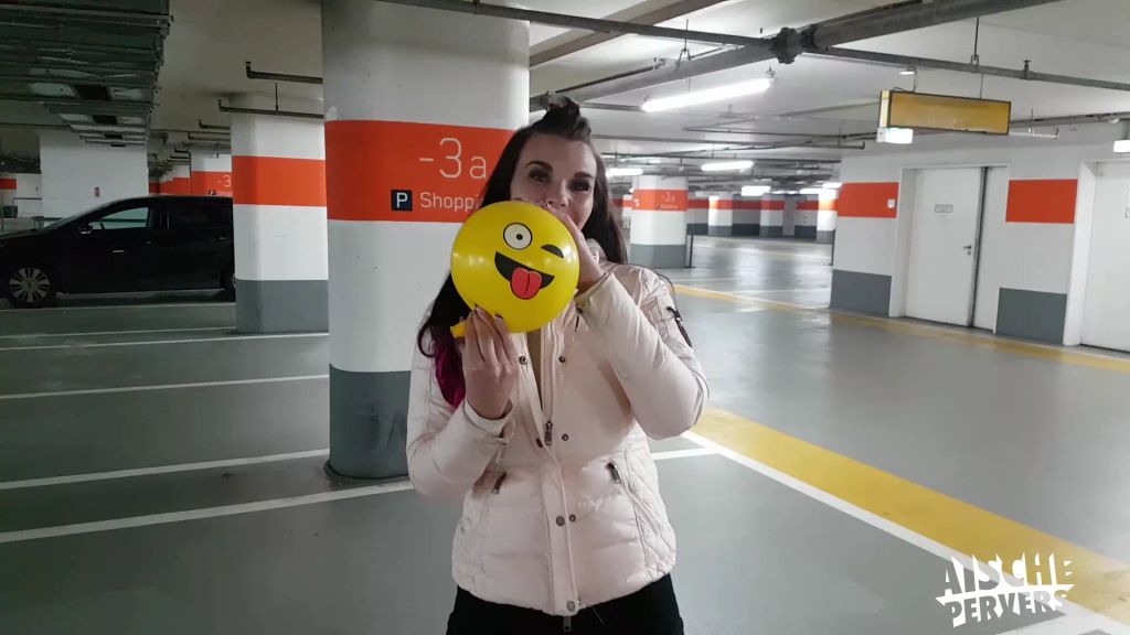 sexy foto nr. 4 von LOONERVIDEO: Parkplatz Pop