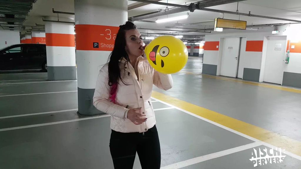 sexy foto nr. 5 von LOONERVIDEO: Parkplatz Pop