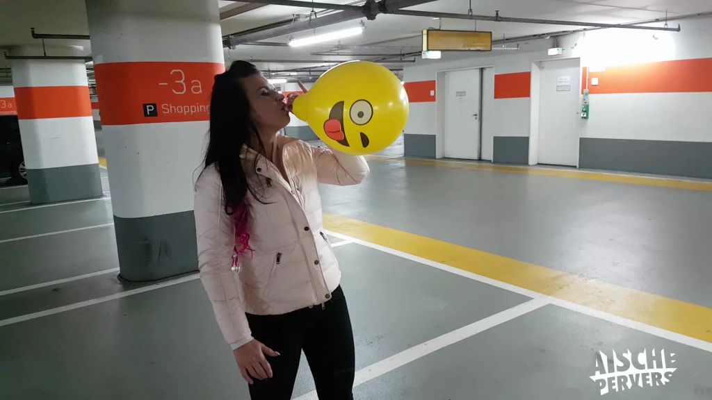 sexy foto nr. 6 von LOONERVIDEO: Parkplatz Pop