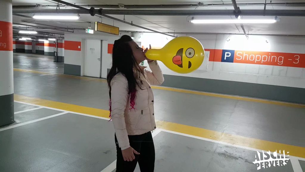 sexy foto nr. 7 von LOONERVIDEO: Parkplatz Pop