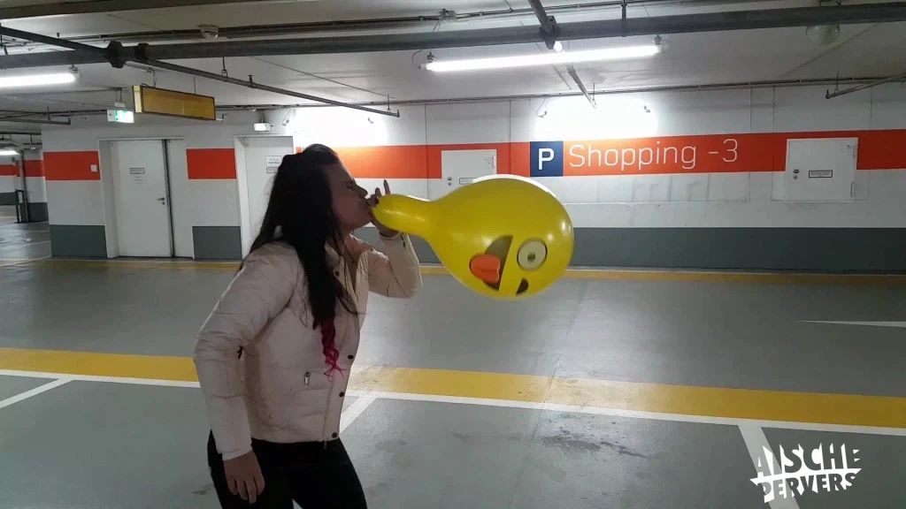 sexy foto nr. 10 von LOONERVIDEO: Parkplatz Pop