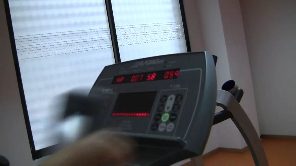 sexy foto nr. 1 von Vom Fitnesstrainer gnadenlos das Maul gestopft