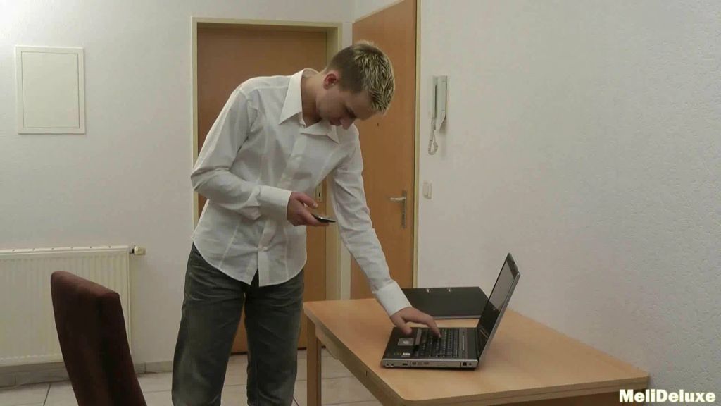 sexy foto nr. 1 von Fremdgefickt mit geilen Büro Flittchen