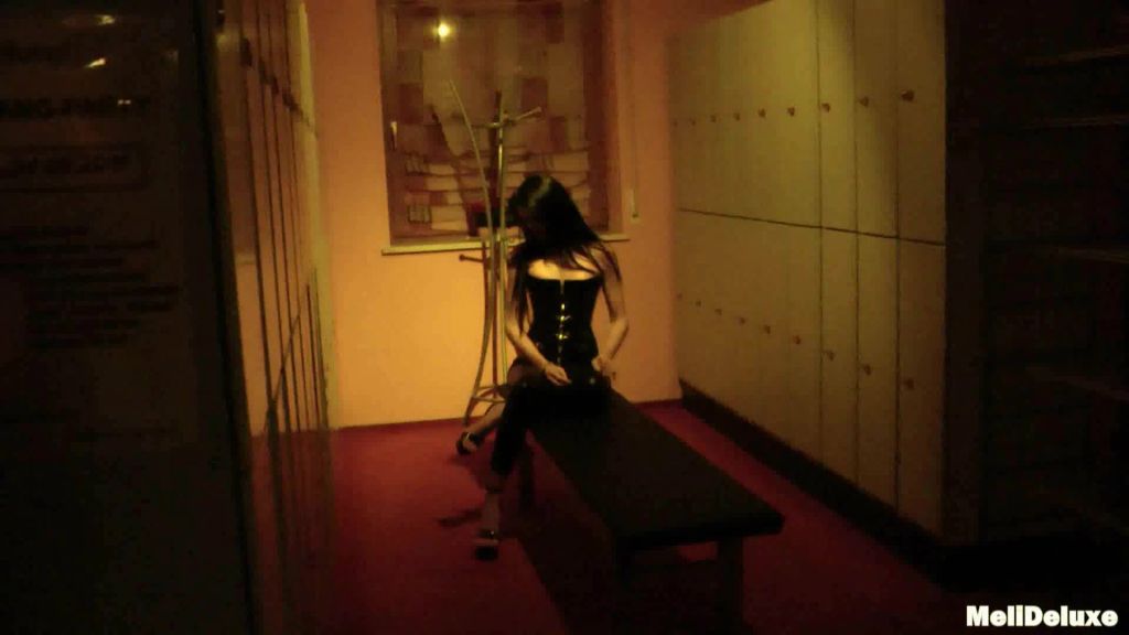 sexy foto nr. 1 von Frivol in der Umkleide geblasen (POV)