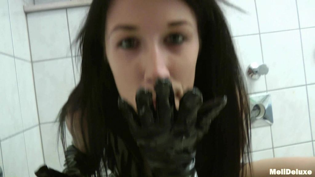 sexy foto nr. 10 von Perverse Lackfotze pisst für dich