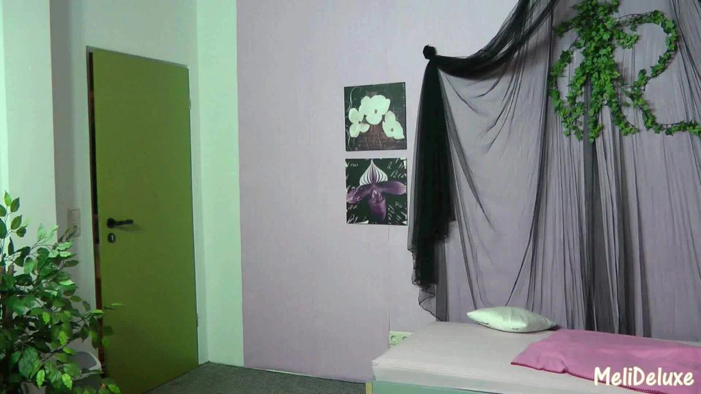 sexy foto nr. 1 von Junge Studentin reitet XXL Ficklatte ab