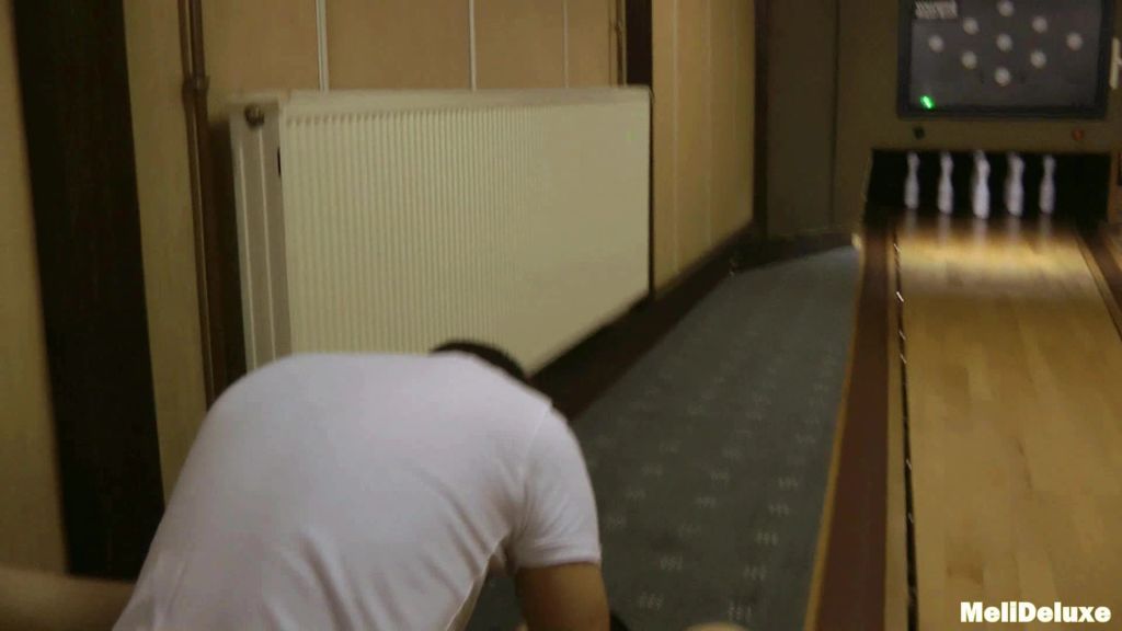 sexy foto nr. 6 von Mitten im Kegelclub gefickt