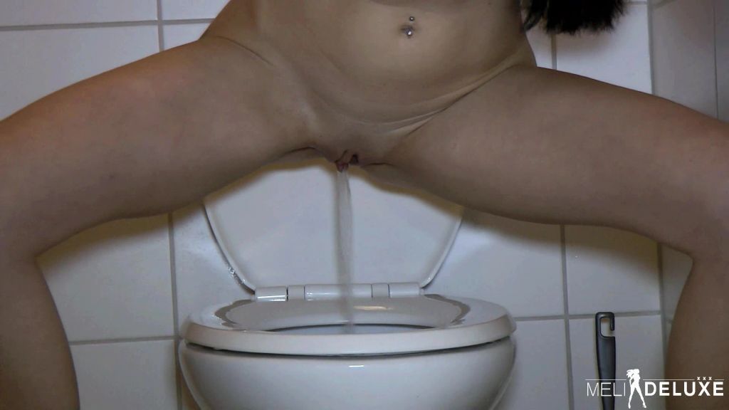 sexy foto nr. 5 von Feuchte Jungmuschi pisst