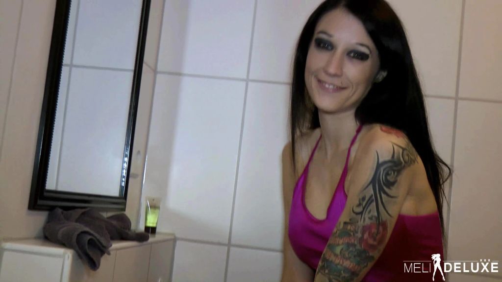 sexy foto nr. 10 von Feuchte Jungmuschi pisst
