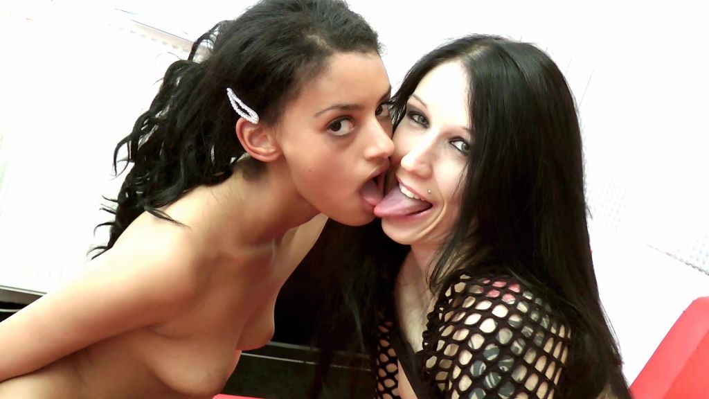 Dreier Sex mit Fickloch Challenge! Welche Fotze ist enger?