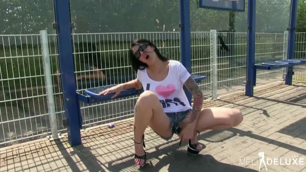 sexy foto nr. 8 von Public! Mitten an der Haltestelle