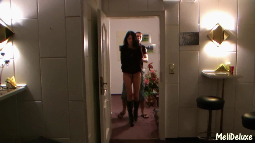 sexy foto nr. 1 von FICK-SCHLAMPE in der Zwangsjacke durchgefickt