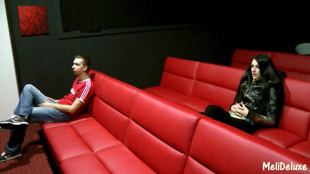 sexy foto nr. 1 von Total Abgebrüht im Kino gefickt