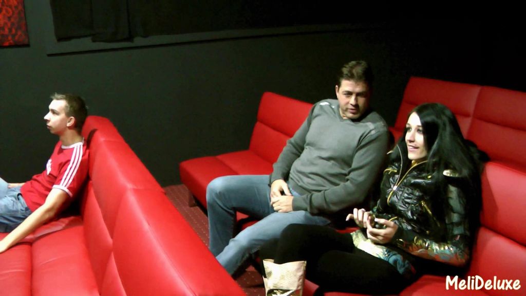 sexy foto nr. 2 von Total Abgebrüht im Kino gefickt