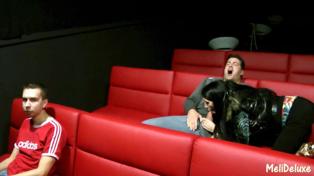sexy foto nr. 4 von Total Abgebrüht im Kino gefickt