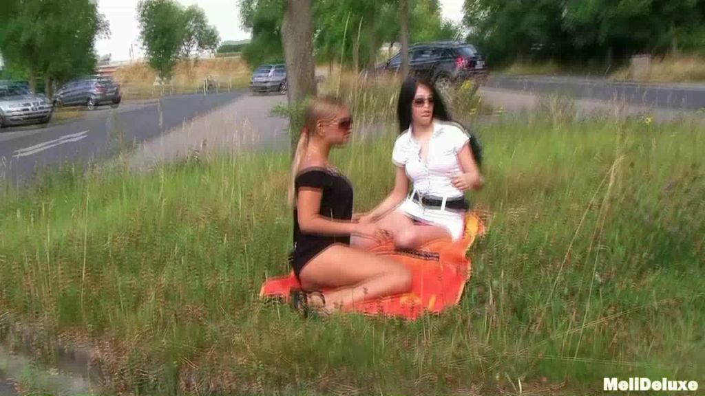 sexy foto nr. 1 von Outdoor Lesbenfick mit Lena