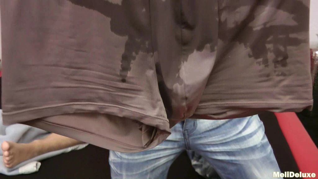 sexy foto nr. 3 von Bettnässer entjungfert