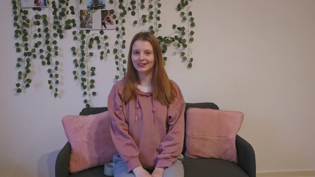 sexy foto nr. 2 von Wenn das meine Stiefmutter erfährt?! Ich zeige mehr Haut!