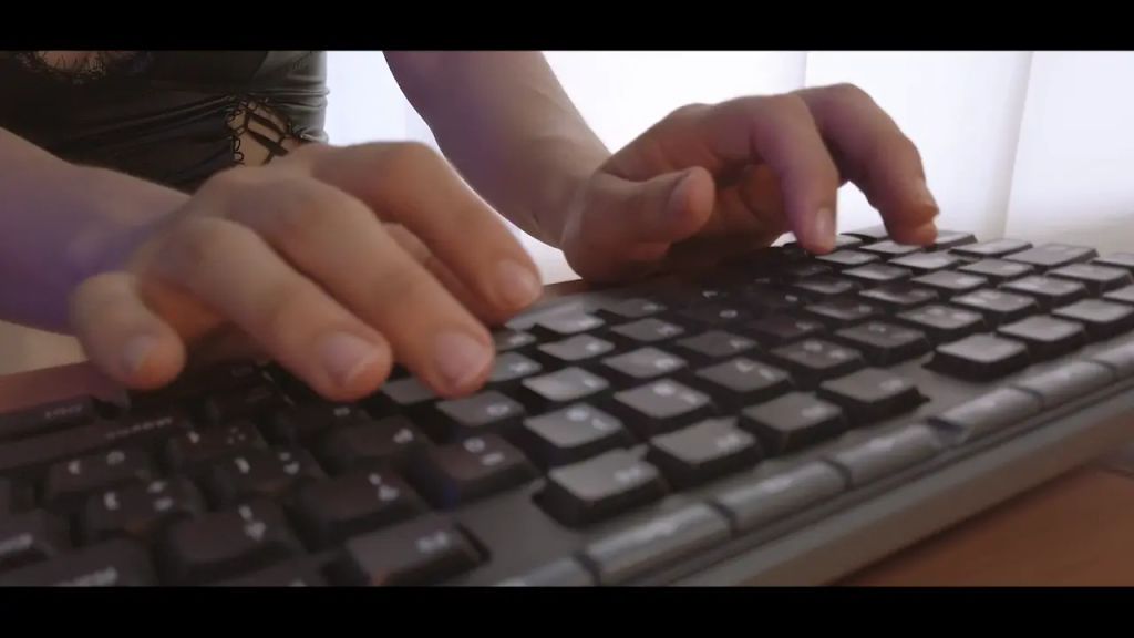 Vorschaubild 2 zum Video „Die nymphomane Sekretärin gerät außer Kontrolle“