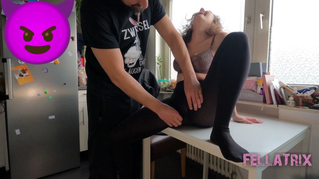 sexy foto nr. 2 von Strumpfhosenbitch versaut die Küche
