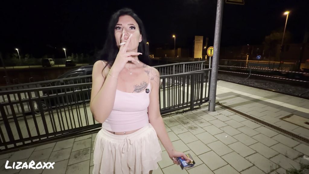 Vorschaubild zum Video „Risky Smoking Blowjob Am Bahnhof“ von LIZAROXX