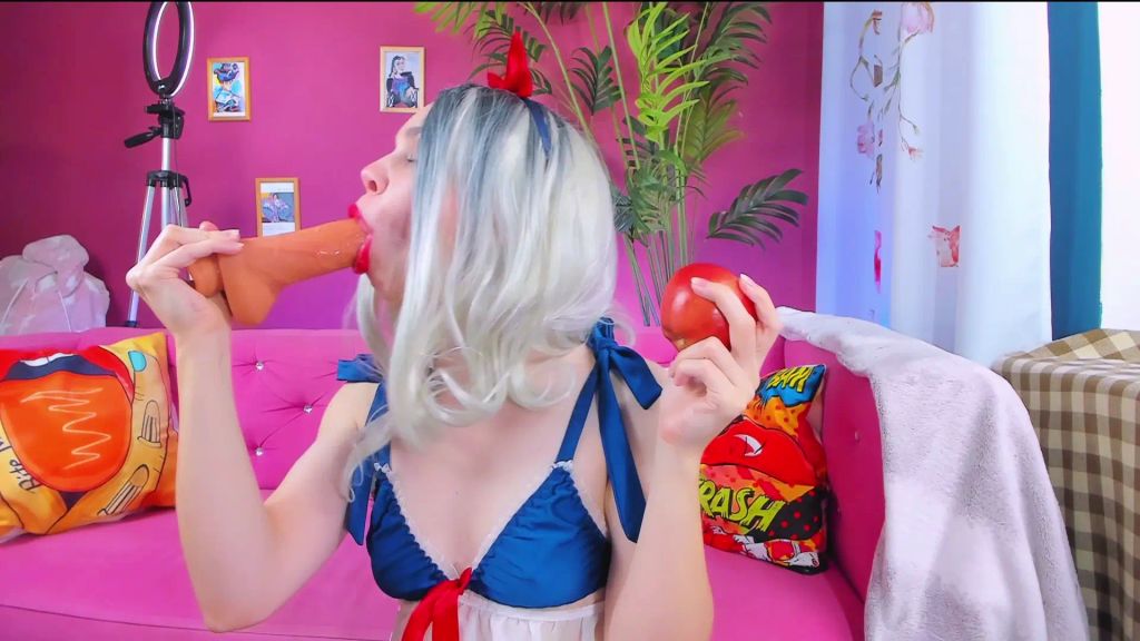 sexy foto nr. 4 von Deepthroat - Geile Märchenprinzessin schluckt großen Dildo