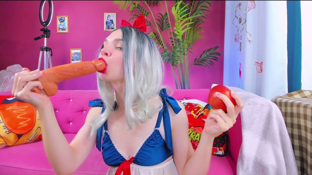 sexy foto nr. 8 von Deepthroat - Geile Märchenprinzessin schluckt großen Dildo